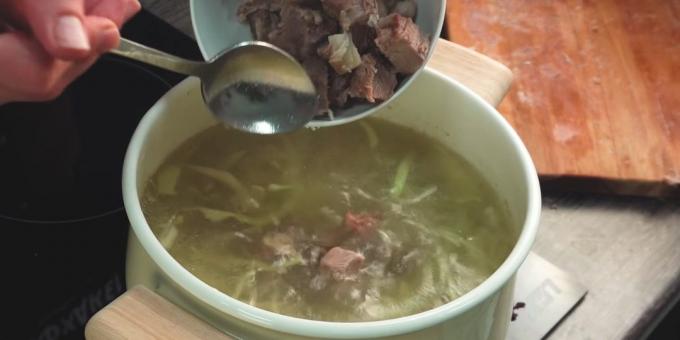 Como cozinhar sopa: Separe a carne dos ossos e corte em cubos. Devolvê-lo para a sopa
