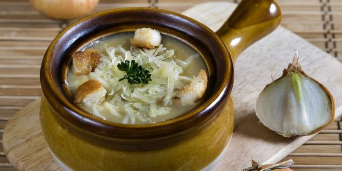 Sopa de cebola com queijo e mostarda