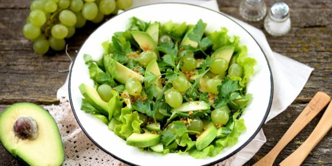 Salada com uva, abacate e pepino