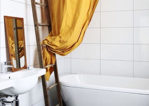 Uma casa de banho estreita sem cortinas