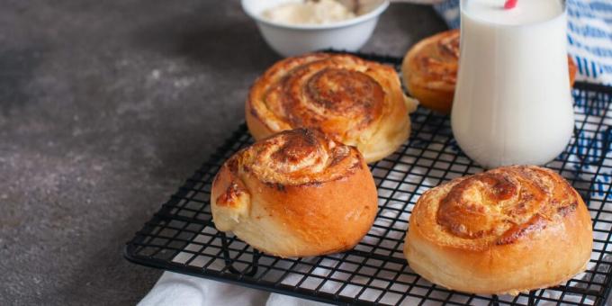 Pãezinhos com queijo cottage de massa de fermento