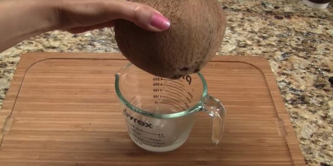 Como partir um coco: escorra a água 