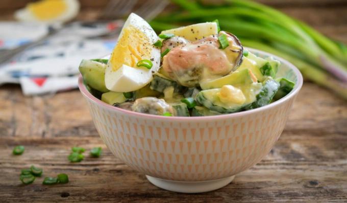 Salada com mexilhões, pepino e ovos