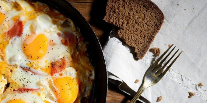 Ovos mexidos com tomate e especiarias