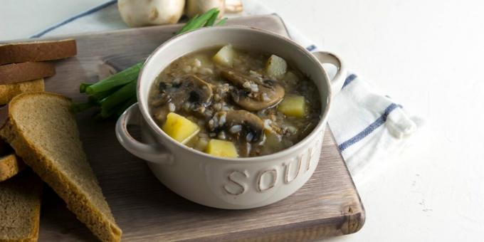 Sopa vegana de trigo sarraceno com cogumelos