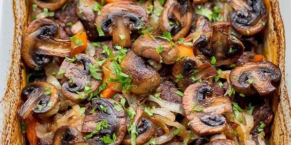 Como cozinhar a carne no forno: carne com legumes e cogumelos no vinho