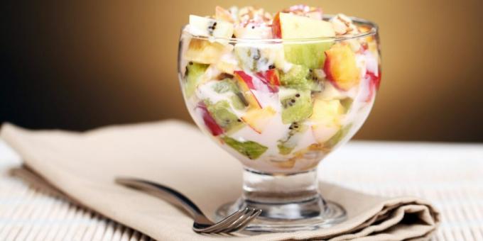 Salada de frutas com iogurte e biscoitos