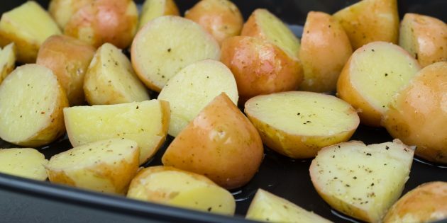 Batatas novas assadas: uma receita simples