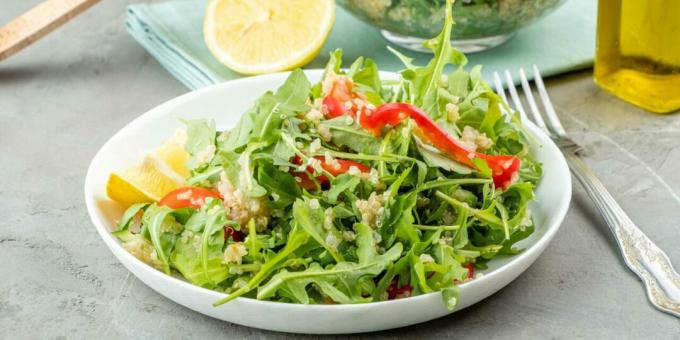 Salada com quinoa, legumes e rúcula