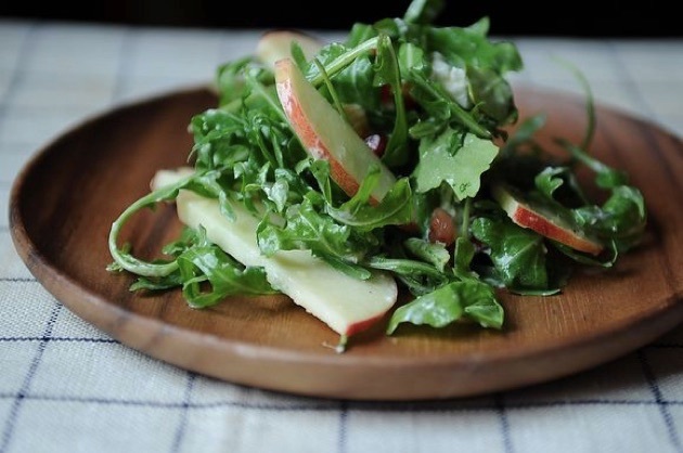 Vitamina salada com maçã, rúcula e queijo de cabra
