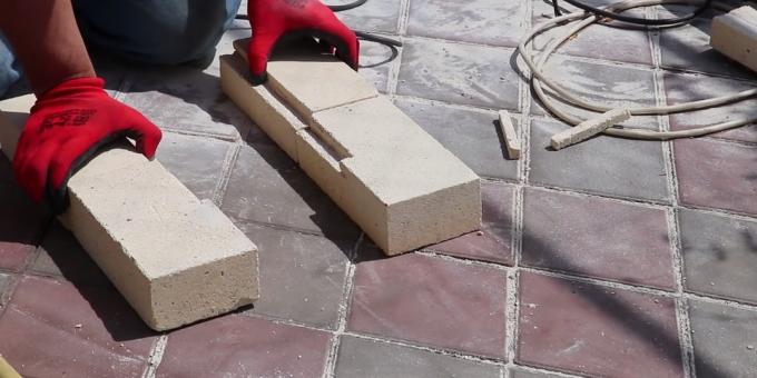 Coloque dois tijolos secos de argila nas paredes laterais e um na parte de trás.