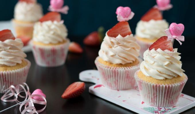 Cupcakes de baunilha com champanhe e creme de manteiga