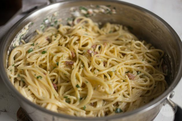 Como fazer macarrão carbonara: adicione molho, bacon e ervas ao espaguete
