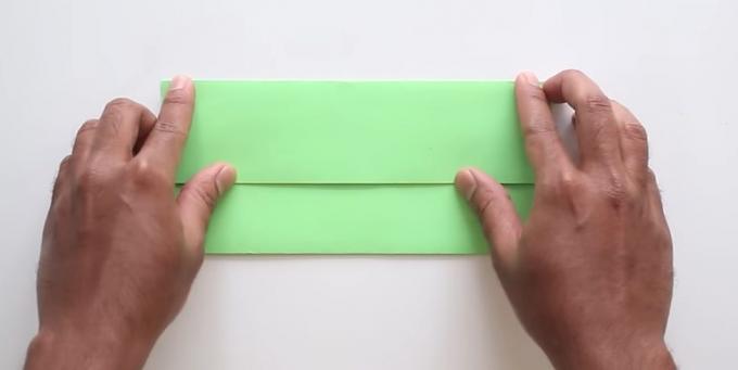 envelope com as mãos sem adesivo: dobre a parte superior