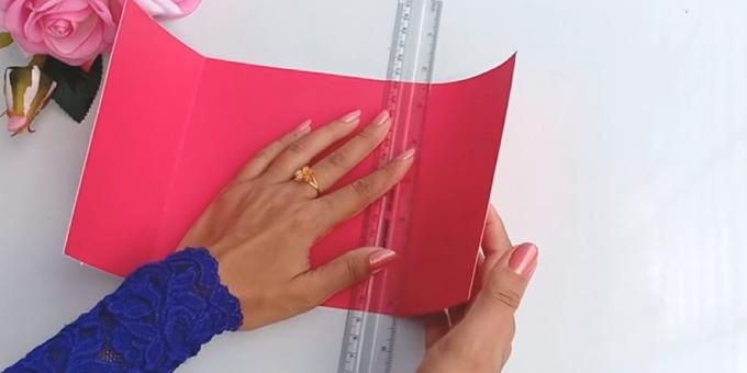 Cartão de aniversário com suas próprias mãos: corte de papel de construção rosa 30 x 15 centímetros detalhe