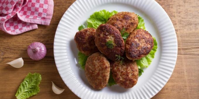 Costeletas de porco com parmesão e raspas