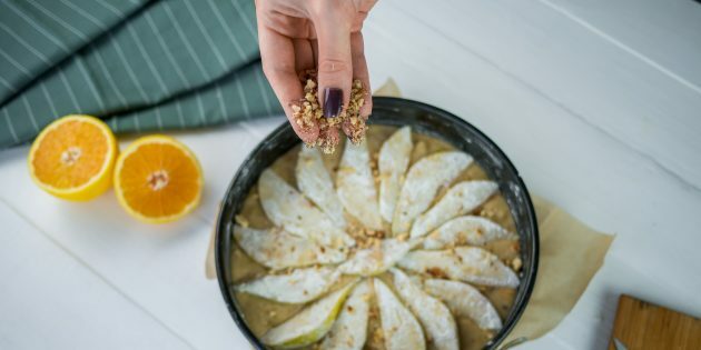 Torta de pêra e nozes: despeje a massa em uma forma