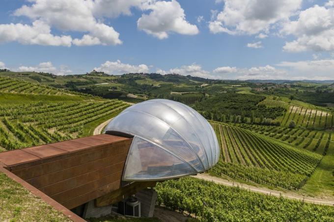 arquitectura europeia: Ceratto Winery com vista para as vinhas em Alba