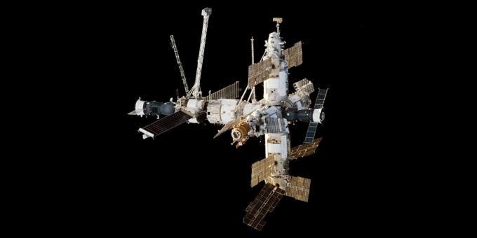 Estação orbital "Mir" em 1998