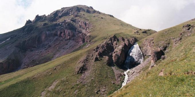 Relaxe na área de Elbrus: tranças dos Maiden cachoeira e um observatório no Terskol pico