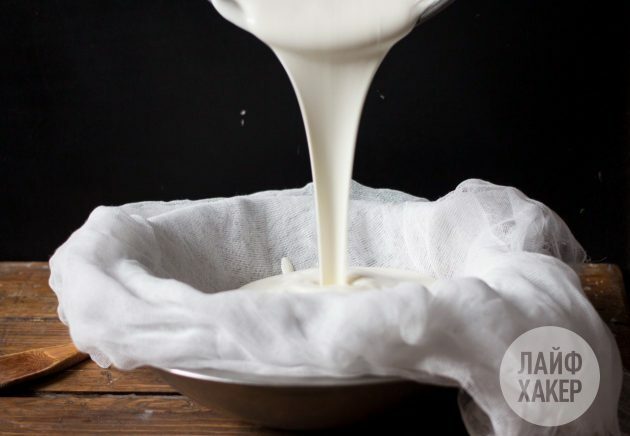 Para fazer cream cheese à base de iogurte caseiro, despeje a mistura sobre um pano de algodão