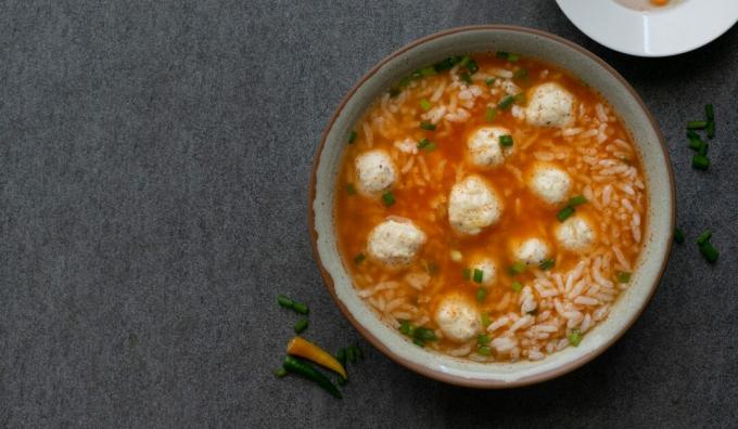 Sopa dietética com almôndegas, arroz e tomate