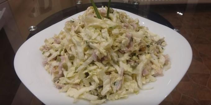 saladas frescas: Salada com repolho, salsicha e ervilhas verdes