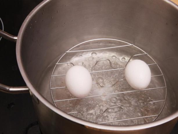 Como cozinhar os ovos para um par