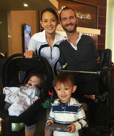 Nick Vujicic e sua esposa e filhos