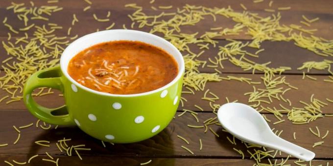 Sopa de tomate com macarrão e carne picada
