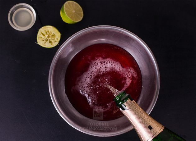 Cocktail de Romã com Alecrim Champagne: Adicione o suco de romã e o champanhe