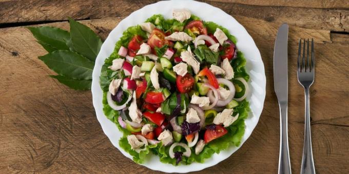Salada com frango, tomate e pepino
