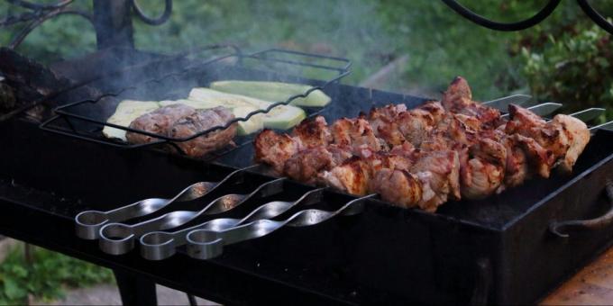 Como cozinhar espetos de carne: a marinada com molho de soja, iogurte e ervas