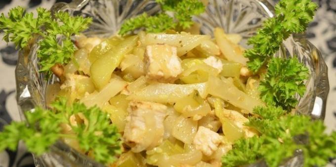 receitas de alcachofra: Salada morna com Jerusalém alcachofra, frango e pepinos em conserva