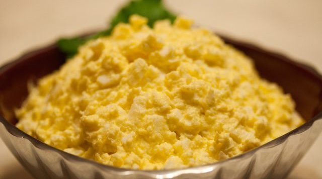 salada de ovo com queijo derretido 