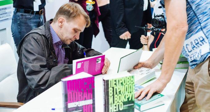 Alexey Salnikov assina livros para leitores