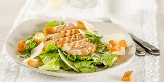 Salada Caesar com molho de frango e queijo