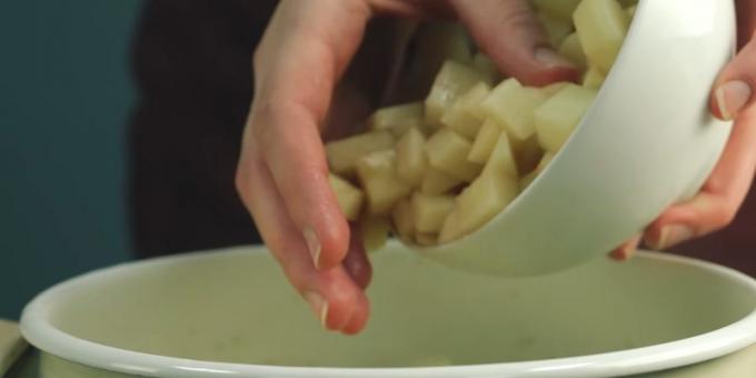 Como cozinhar sopa: adicione as batatas desfiado ou em cubos