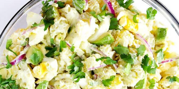 Salada com batatas, aipo e abacate