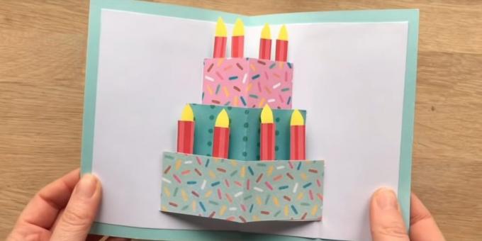 Como fazer um cartão com um bolo de aniversário com as mãos