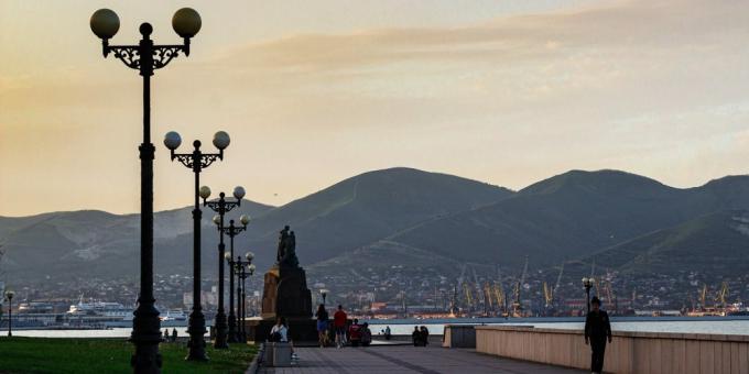 Atrativos de Novorossiysk: a praia central da cidade e o dique