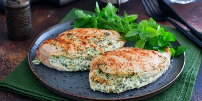 Peitos de frango recheados com espinafre e três tipos de queijo