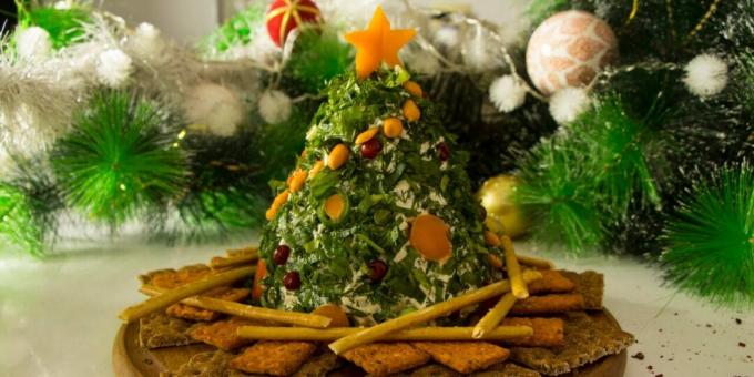 Lanche de Ano Novo com queijo e presunto em forma de árvore de Natal