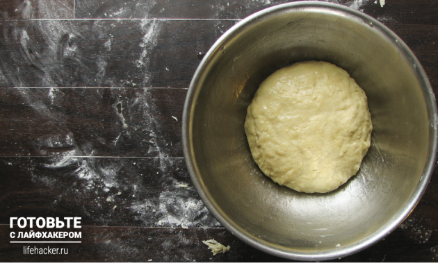 Cozinhar donuts no forno: amassar a massa