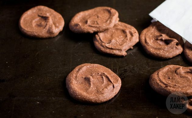 Resfrie os biscoitos de chocolate após assar e retire do pergaminho
