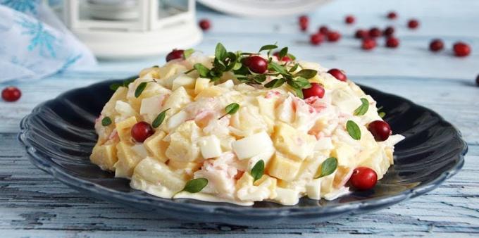 Salada com delícias do mar, abacaxi, queijo e ovos