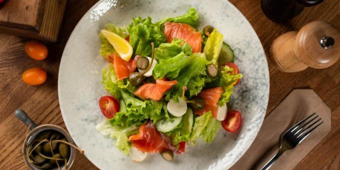 Salada com peixe vermelho fumado, legumes e mozzarella