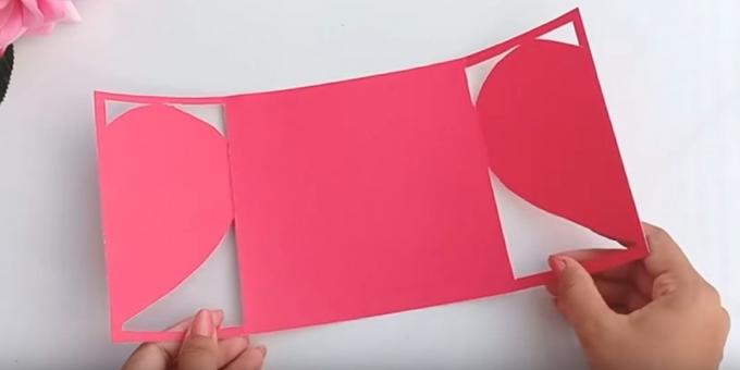 Cartão de aniversário com suas próprias mãos: Corte o papel ao longo das linhas de ambos os lados
