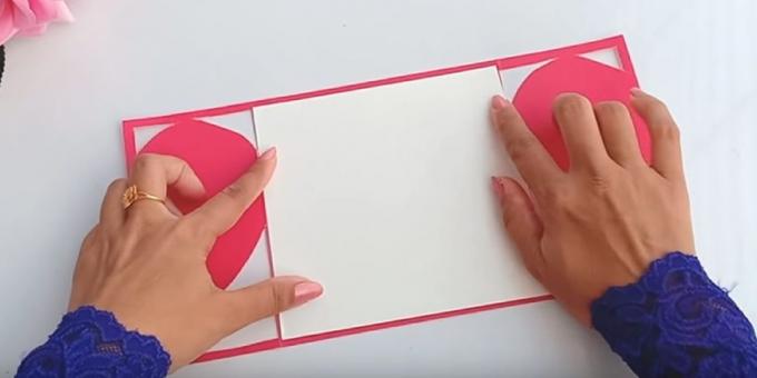 Corte um pedaço de papel branco do tamanho do verso dos cartões
