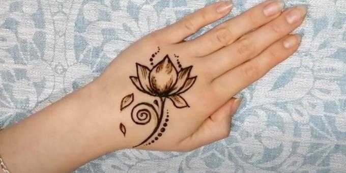 Desenhos de hena na mão: desenho de lótus de henna
